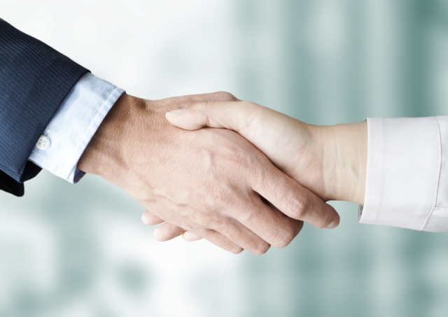 信頼のイメージ 握手する二人