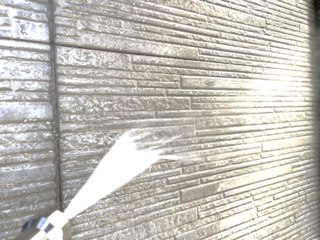 高圧洗浄で外壁をきれいにする様子