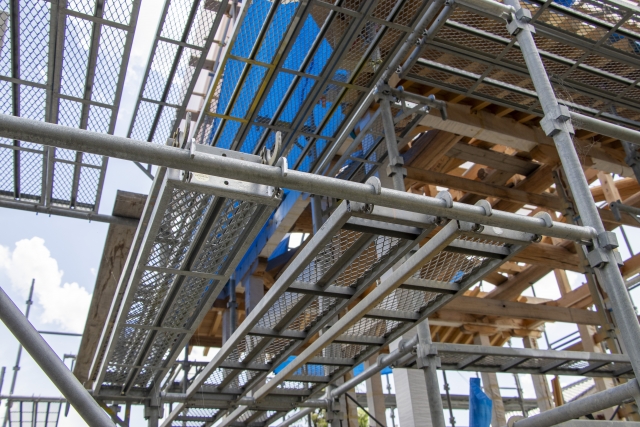 足場を組んだ建物