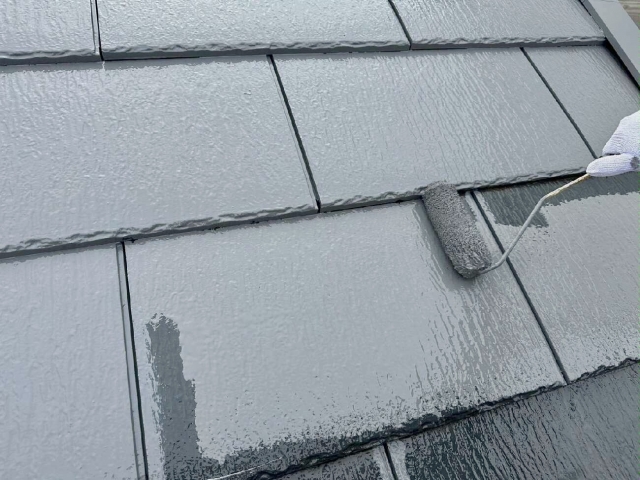 屋根塗装中の職人