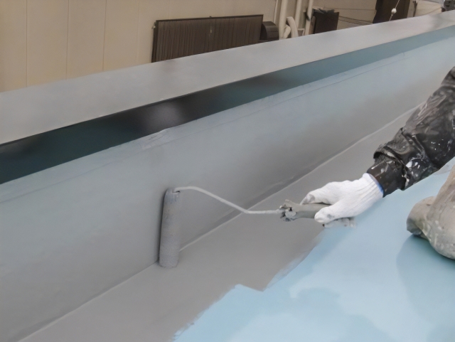 防水工事をする職人